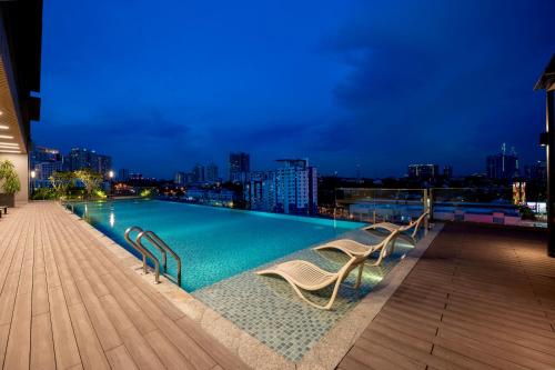 吉隆坡Societe Suite by Lyfehaus的一座建筑物屋顶上的游泳池