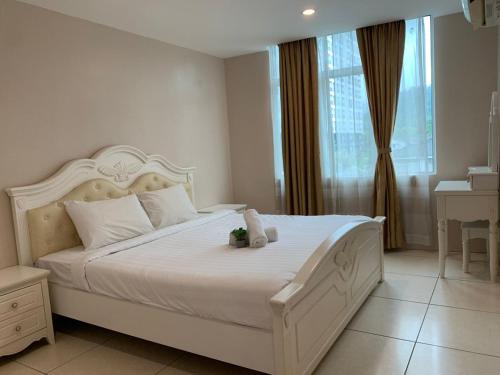 瓜埠Simfoni Resort Langkawi的卧室配有一张大白色床和窗户