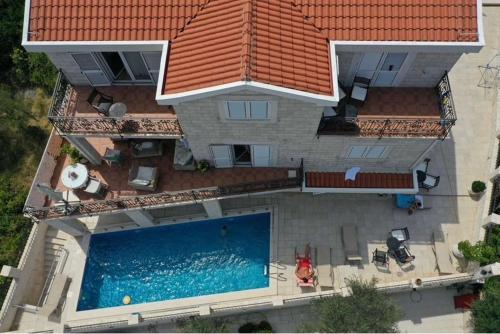 蒂瓦特Villa Mare Apartments的享有带游泳池的房屋的空中景致