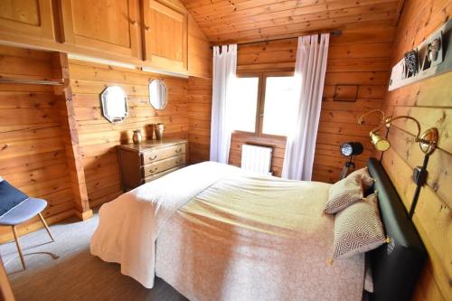 Saint-LéonardChalet cosy, cadre apaisant的小木屋内一间卧室,配有一张床