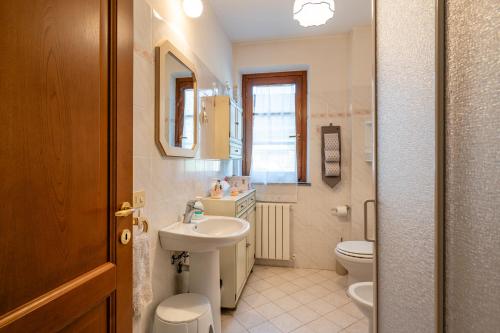 皮耶韦福斯切纳Casa di Nonna Adriana的一间带水槽和卫生间的浴室