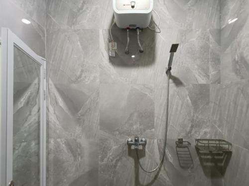 BaubauRedDoorz @ Green Homestay Syariah Baubau的带淋浴、盥洗盆和卫生间的浴室