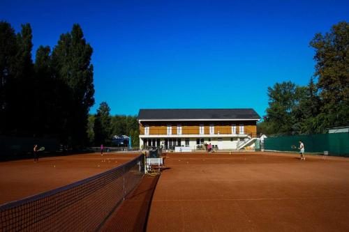 包姚Volenter Lux Duna Spa的一座网球场,其建筑背景为: