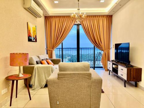 Kampong PendasCitrine Hub in Sunway Iskandar by Cowidea的带沙发和电视的客厅