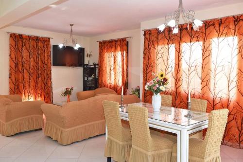 约阿尼纳Villa Spiros的一间设有玻璃桌和椅子的用餐室
