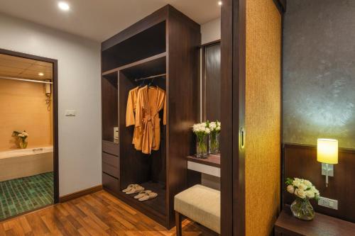 清迈奈帕大服务公寓的浴室设有步入式衣柜和浴袍