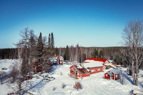 艾赫泰里沃尔克森洛马酒店的雪中村庄的空中景观