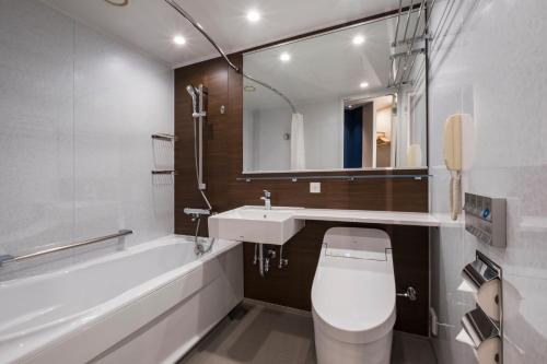 东京东京羽田日航城市酒店 的浴室配有卫生间、盥洗盆和浴缸。
