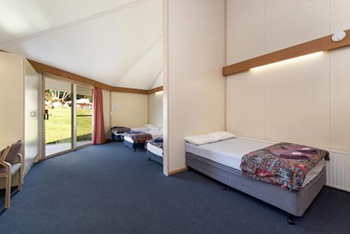 金德拜恩车站酒店的大房间设有两张床和窗户