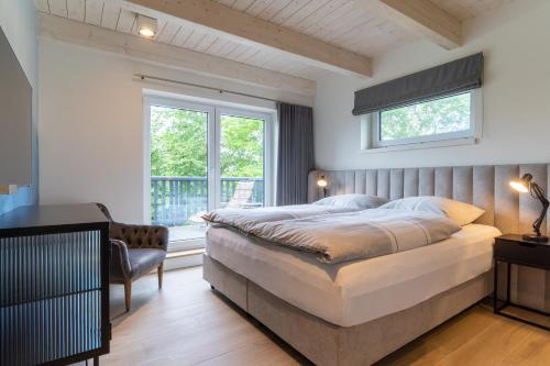 圣彼得奥尔丁Lodge54的一间卧室设有一张大床和一个窗户。