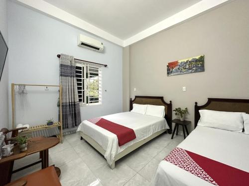 岘港OYO 1187 Suoi Da Motel的一间卧室设有两张床和窗户。