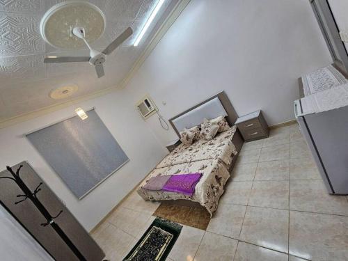 ‘Urwahشقة مفروشة في المدينة المنورة- رانونا1的一间卧室设有一张床和天花板