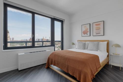 纽约East Village 1br w balcony garden gym nr bars NYC-1211的白色卧室设有床和大窗户