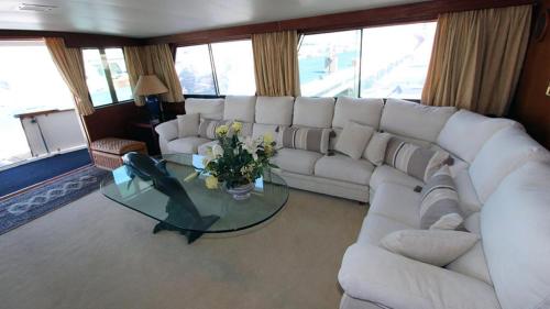巴塞罗那Hotel Yacht Our Alissa的客厅配有白色沙发和玻璃桌
