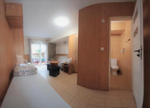 波别罗沃Dom gościnny Moana的一间卧室配有一张床,浴室设有卫生间