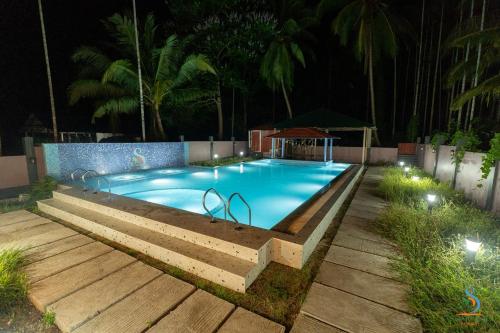 哈夫洛克岛Senses Havelock resort的夜间游泳池周围灯光环绕