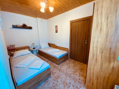 卡赞勒克Къщи за гости Армагански път的小房间设有两张床和镜子