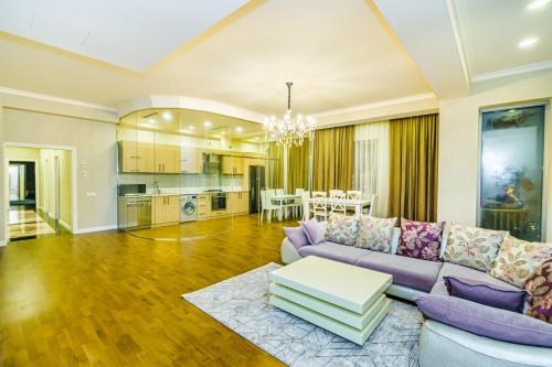 巴库Special VIP Mariott Apartment的客厅配有沙发和桌子