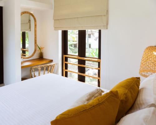 阿杭格默Samba Ahangama的一间卧室设有一张床和一个窗口