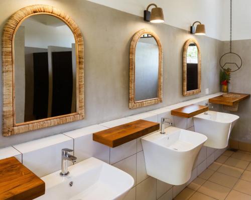 阿杭格默Samba Ahangama的浴室设有2个水槽和2面镜子