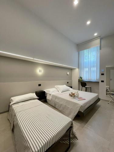 科莫Civico29 appartamento bilocale的客房设有两张床和窗户。