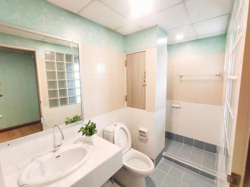 曼谷OYO 75446 Travis Inthamara 49的一间带卫生间和水槽的浴室