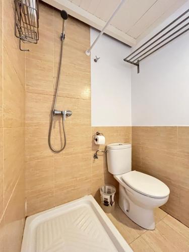 马德里Duplex Exterior Madrid Centro Esperanza的一间带卫生间和浴缸的浴室