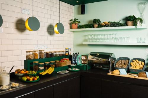 阿姆斯特丹Qbic Amsterdam WTC的厨房配有带食物的柜台
