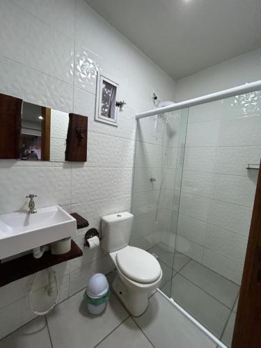 乌鲁比西Urubici Casa Copacabana的浴室配有卫生间、淋浴和盥洗盆。