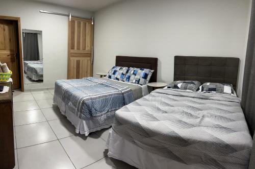 乌鲁比西Urubici Casa Copacabana的一间客房内配有两张床的房间