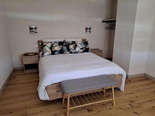 Maison Maurer的一间卧室设有一张大床,铺有木地板