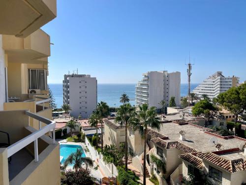 贝纳尔马德纳Apartamentos Orfeo Azul的从大楼内可欣赏到海景