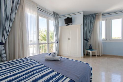 法维尼亚纳Resort Cala La Luna的一间卧室配有一张床,床上有毛巾