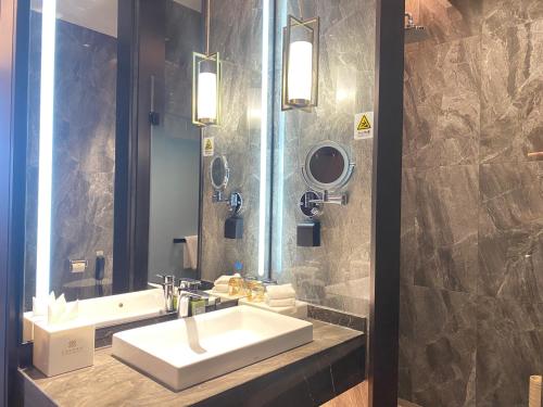 晋中云瑞凤凰酒店的一间带水槽和镜子的浴室