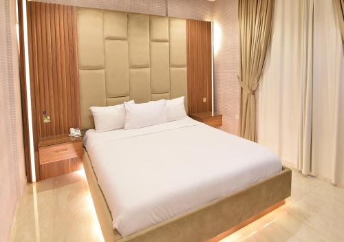 科威特الدرة للشقق الفندقية的窗户客房内的一张大白色床