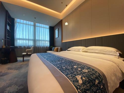 晋中云瑞凤凰酒店的酒店客房配有两张床和一张书桌
