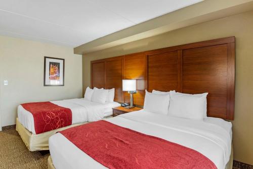 里士满弗吉尼亚中心康芒斯康福特套房酒店的酒店客房,配有两张带红色床单的床