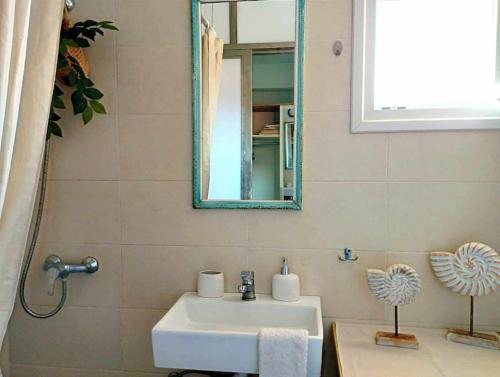 卡利诺岛Ammoudara's apartments Rooftop的一间带水槽和镜子的浴室