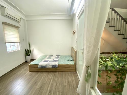 河内Green Homestay的一间卧室设有一张床和一个楼梯