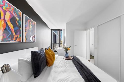 墨尔本Urban Uptown: Stylish Richmond的卧室配有一张带黄色枕头的大型白色床。