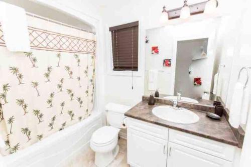 尼亚加拉瀑布Beautiful Fallsview Home的浴室配有盥洗盆、卫生间和浴缸。