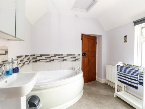塞特福德Garden House的白色的浴室设有浴缸和水槽。