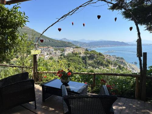 维耶特里Il Melograno in Costa d'Amalfi - romantic experience的一张桌子和椅子,享有海景
