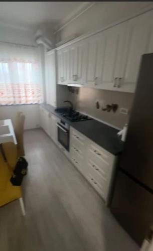 德罗贝塔-塞维林堡Premium One bedroom apartment的厨房配有白色橱柜和黑色台面