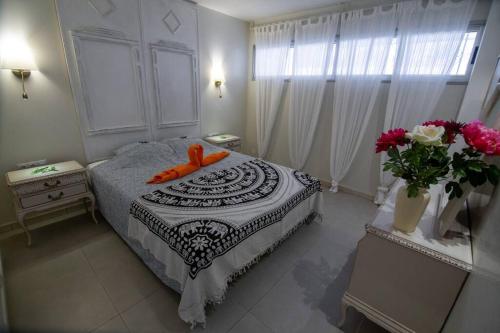 德尔锡伦西奥海岸Chaparal Design Apartment的一间卧室,床上有橙色的物品