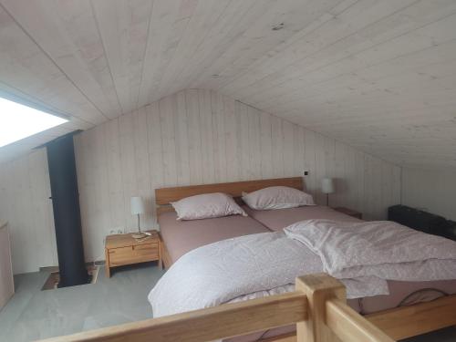 NonceveuxLe Mont Céleste的一间卧室配有一张大床和两个枕头