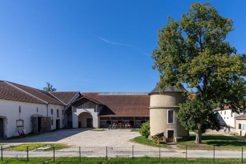 Villers-lès-NancyHôtel du Château的一座有筒仓和树的建筑