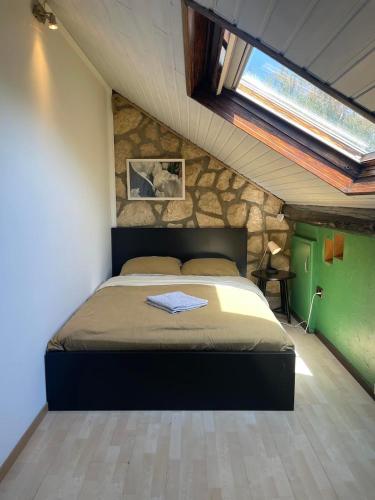 阿尔泽特河畔埃施Private Room in Esch-sur-Alzette的一间带床的卧室,位于带窗户的房间内