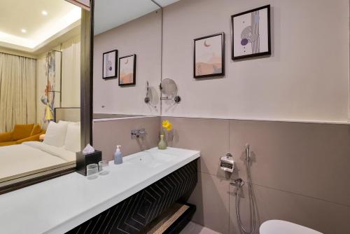 戈巴尔布尔Pramod Lands End Resort, a member of Radisson Individuals的一间带水槽和镜子的浴室