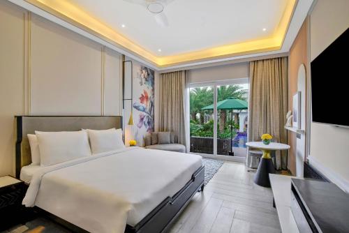 戈巴尔布尔Pramod Lands End Resort, a member of Radisson Individuals的酒店客房,配有床和电视